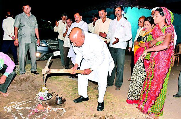 Bhumi Pujan of the development works of Kochevahi and Sawari | कोचेवाही व सावरी येथील विकासकामांचे भूमिपूजन Bhumi Pujan of the development works of Kochevahi and Sawari | कोचेवाही व सावरी येथील विकासकामांचे भूमिपूजन