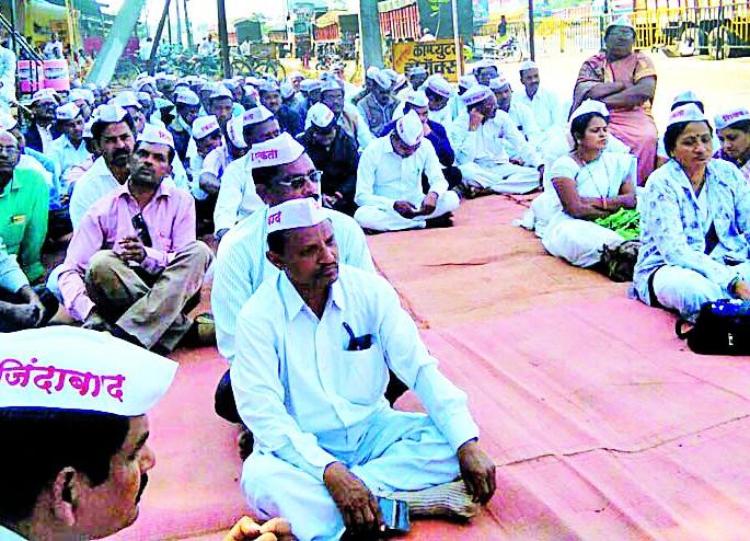 Do not close 10-fold schools | १० पटांच्या शाळा बंद करू नका Do not close 10-fold schools | १० पटांच्या शाळा बंद करू नका