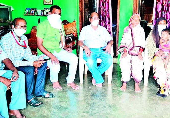 Tears welled up in his eyes, but now the family is determined to live with courage | फुटला अश्रूंचा बांध, पण आता त्या कुटुंबानी केला धैर्याने जगण्याचा निर्धार Tears welled up in his eyes, but now the family is determined to live with courage | फुटला अश्रूंचा बांध, पण आता त्या कुटुंबानी केला धैर्याने जगण्याचा निर्धार