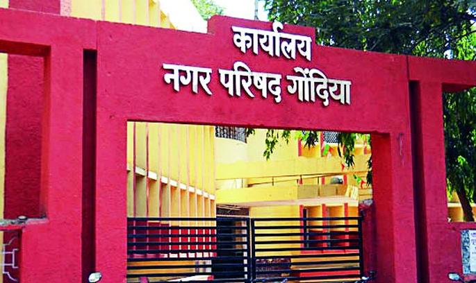 Embarrassment to close the school | मराठी शाळा बंद करण्याची नामुष्की Embarrassment to close the school | मराठी शाळा बंद करण्याची नामुष्की