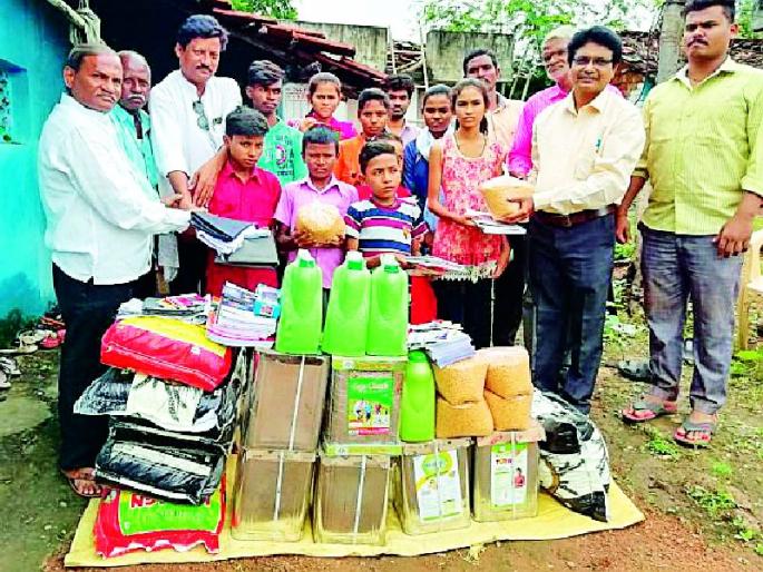 Donors came in to help the orphans | अनाथांच्या मदतीला धावून आले दानदाते Donors came in to help the orphans | अनाथांच्या मदतीला धावून आले दानदाते
