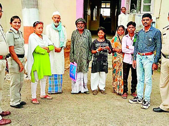 Gymnastic girl has been released by her parents | गतिमंद मुलीला केले आईवडिलांच्या स्वाधीन Gymnastic girl has been released by her parents | गतिमंद मुलीला केले आईवडिलांच्या स्वाधीन