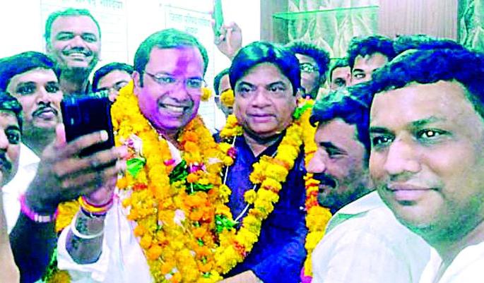 The ticking of the clock along with the lotus | कमळासह घड्याळाची टिक टिक अन् चाबीही The ticking of the clock along with the lotus | कमळासह घड्याळाची टिक टिक अन् चाबीही