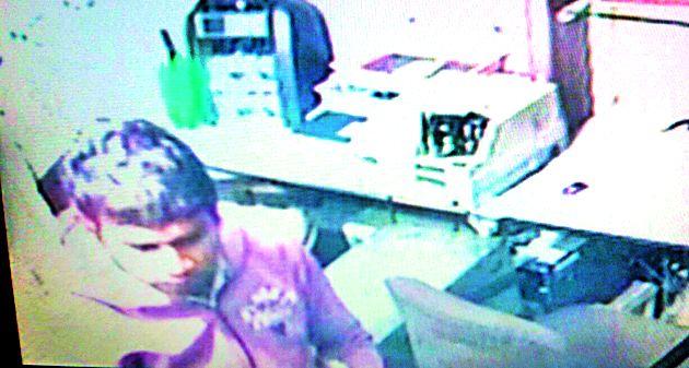 The thieves spent an hour at the bank | चोरट्यांनी बँकेत घालविला एक तास The thieves spent an hour at the bank | चोरट्यांनी बँकेत घालविला एक तास