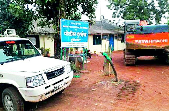 Poklan seized with three tips from Ghatkuroda sand deficit | घाटकुरोडा रेती घाटावरून तीन टिप्परसह पोकलॅन जप्त Poklan seized with three tips from Ghatkuroda sand deficit | घाटकुरोडा रेती घाटावरून तीन टिप्परसह पोकलॅन जप्त