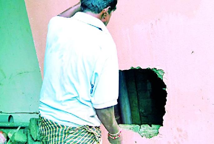 Before breaking the building wall | लोकार्पणापूर्वीच इमारतीची भिंत फोडण्याची वेळ