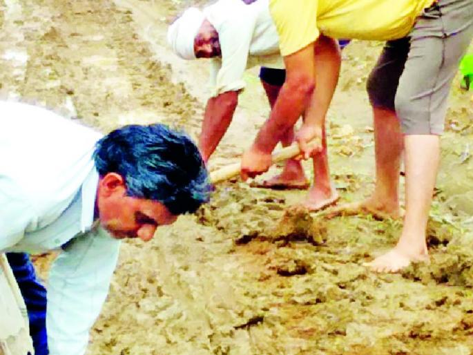 The headpiece is in the hand and the spade is spinning | अन सरपंचानेच घेतले हातात कुदळ-फावडे The headpiece is in the hand and the spade is spinning | अन सरपंचानेच घेतले हातात कुदळ-फावडे