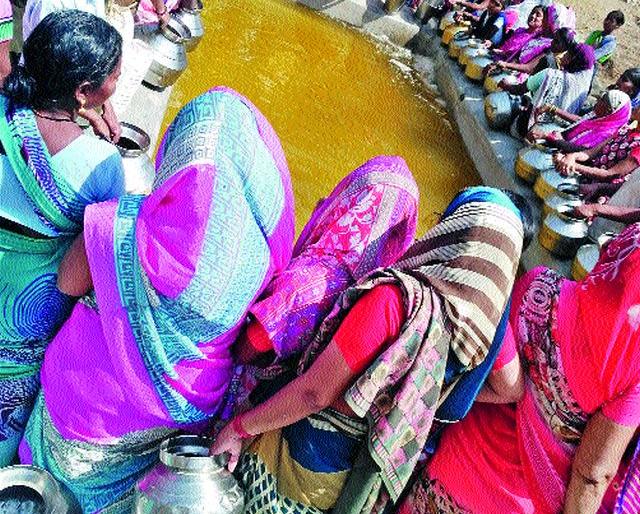 Danda Morcha in Sakore due to water shortage | साकोऱ्यात पाणीटंचाईमुळे हंडा मोर्चा