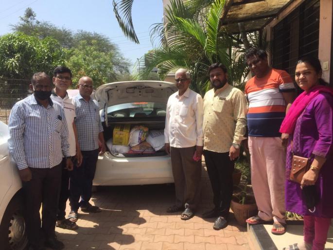 A resident of Hari Bhakti Dham also offers a helping hand to the needy | हरी भक्ती धामच्या रहिवाश्याचाही गरजूंना मदतीचा हात A resident of Hari Bhakti Dham also offers a helping hand to the needy | हरी भक्ती धामच्या रहिवाश्याचाही गरजूंना मदतीचा हात