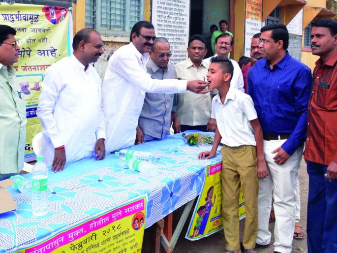 Distribution of pesticide pills to the children in the district | जिल्हाभरात बालकांना जंतनाशक गोळ्यांचे वाटप Distribution of pesticide pills to the children in the district | जिल्हाभरात बालकांना जंतनाशक गोळ्यांचे वाटप