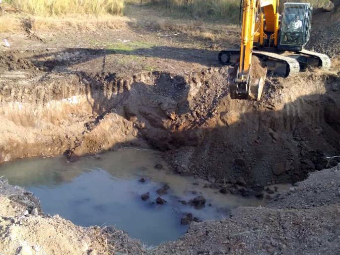  Water digging tenement is only 10 feet away | शेततळे खोदताना लागले दहा फुटांवरच पाणी