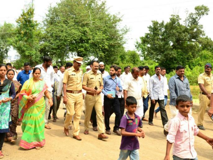Solapur rural police project, Nanded police will be keen on the success of police and self-sufficiency | सोलापूर ग्रामीण पोलिसांच्या प्रकल्पाचे नांदेड पोलिसांनाही कुतूहल, पोलिसांच्या पुढाकाराने हिरजची समाधानी अन् स्वयंपूर्णतेकडे वाटचाल Solapur rural police project, Nanded police will be keen on the success of police and self-sufficiency | सोलापूर ग्रामीण पोलिसांच्या प्रकल्पाचे नांदेड पोलिसांनाही कुतूहल, पोलिसांच्या पुढाकाराने हिरजची समाधानी अन् स्वयंपूर्णतेकडे वाटचाल