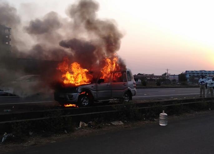 Scorpio Khak on fire in Talegaon Shivara | तळेगाव शिवारात आगीत स्कॉर्पिओ खाक Scorpio Khak on fire in Talegaon Shivara | तळेगाव शिवारात आगीत स्कॉर्पिओ खाक