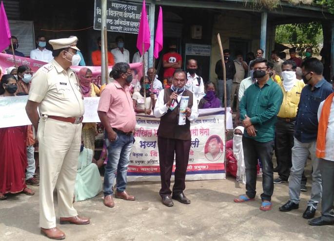 Akhil Bharatiya Adivasi Sena protests for pending demands | प्रलंबित मागण्यांसाठी आखिल भारतीय आदिवासी सेनेची निदर्शने Akhil Bharatiya Adivasi Sena protests for pending demands | प्रलंबित मागण्यांसाठी आखिल भारतीय आदिवासी सेनेची निदर्शने