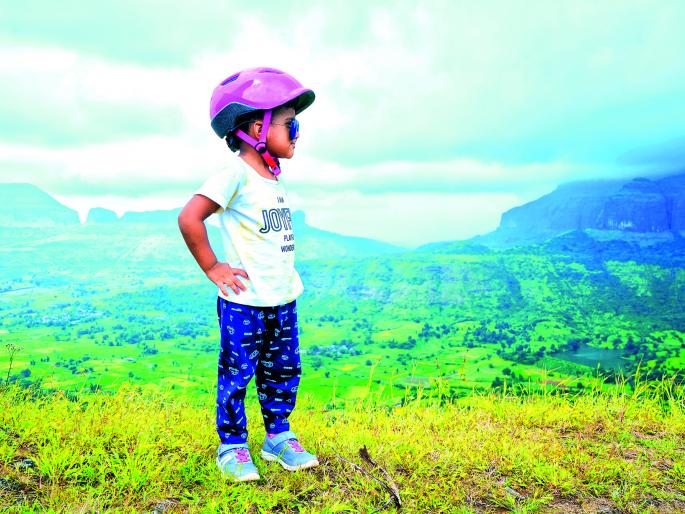 A two and a half year old girl built Navra-Navri fort Sir | अडीच वर्षांच्या बालिकेने केला नवरा-नवरी किल्ला सर A two and a half year old girl built Navra-Navri fort Sir | अडीच वर्षांच्या बालिकेने केला नवरा-नवरी किल्ला सर