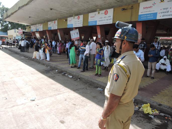 Satara Bandala Composite Response, Congress - Rashtravadi Rally: Demonstrations Against District Collectorate Left Party | सातारा बंदला संमिश्र प्रतिसाद, कॉँग्रेस -राष्ट्रवादीची रॅली : डाव्या पक्षांतर्फे जिल्हाधिकारी कार्यालयासमोर निदर्शने Satara Bandala Composite Response, Congress - Rashtravadi Rally: Demonstrations Against District Collectorate Left Party | सातारा बंदला संमिश्र प्रतिसाद, कॉँग्रेस -राष्ट्रवादीची रॅली : डाव्या पक्षांतर्फे जिल्हाधिकारी कार्यालयासमोर निदर्शने