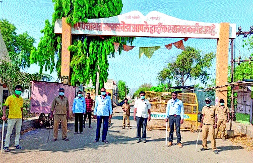 Strict communication barrier in the area | जायखेड्यात कडक संचारबंदी Strict communication barrier in the area | जायखेड्यात कडक संचारबंदी