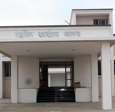 Show cause notices to tahsil employees | तहसीलच्या कर्मचा-यांना कारणे दाखवा नोटिसा Show cause notices to tahsil employees | तहसीलच्या कर्मचा-यांना कारणे दाखवा नोटिसा