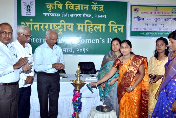Women should be determined and face difficult situations | महिलांनी दृढनिश्चयी होऊन कठीण प्रसंगांना सामोरे जावे Women should be determined and face difficult situations | महिलांनी दृढनिश्चयी होऊन कठीण प्रसंगांना सामोरे जावे