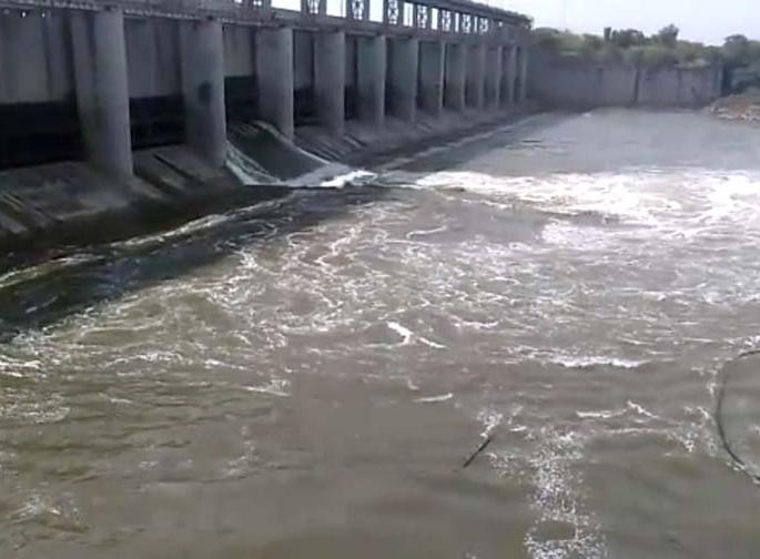 Water left in police protection | पोलीस संरक्षणात सोडले पाणी