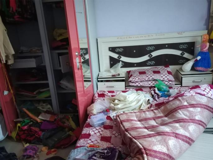 In Khapar Hivra, two lakh bribe stolen | खापर हिवरा येथे दोन लाखाची धाडसी चोरी