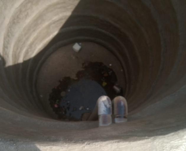 Fill the water in Nipani Pimpalgaon, women were injured in a well | निपाणी पिंपळगाव येथे पाणी भरताना विहिरीत पडून महिला जखमी Fill the water in Nipani Pimpalgaon, women were injured in a well | निपाणी पिंपळगाव येथे पाणी भरताना विहिरीत पडून महिला जखमी