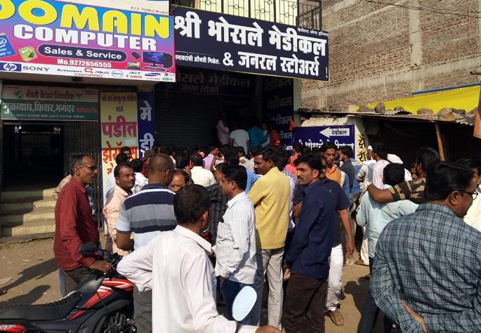 Four shops have been damaged, lakhs of rupees have been lost | चार दुकाने फोडली, लाखोचा ऐवज लंपास