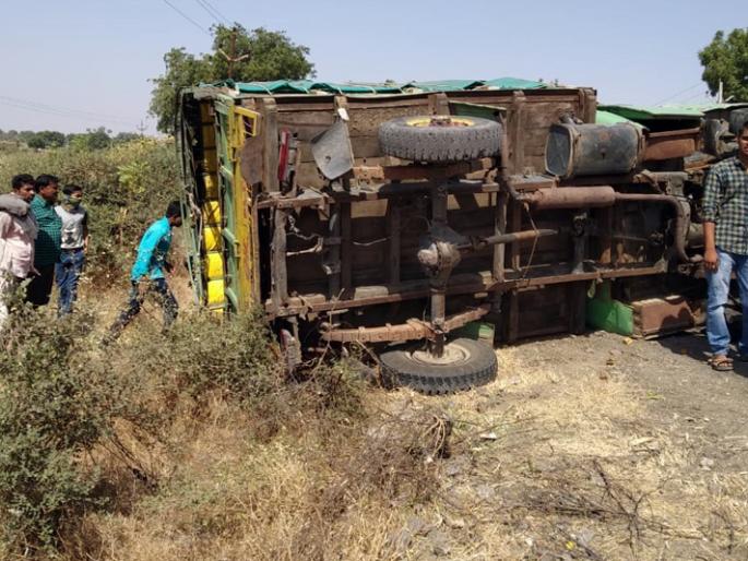Twelve passengers injured in a tempo accident | टेम्पोच्या अपघातात १२ प्रवासी जखमी