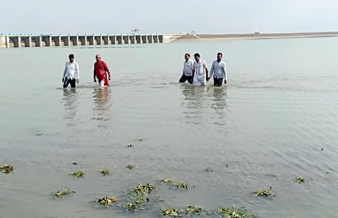 Movement on water dispute | पाणी न सोडण्यासाठी जलसमाधी आंदोलन Movement on water dispute | पाणी न सोडण्यासाठी जलसमाधी आंदोलन