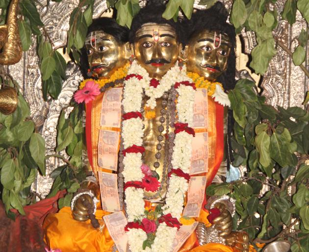 The ditches on the Palkhi road are filled | पालखी मार्गावरील खड्डे बुजवले, सुविधांची पाहणी The ditches on the Palkhi road are filled | पालखी मार्गावरील खड्डे बुजवले, सुविधांची पाहणी