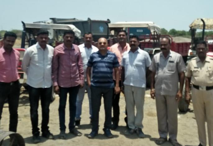 Revenue Reaction Action | प्रत्यक्ष नदीपात्रात जाऊन महसूल पथकाची कारवाई Revenue Reaction Action | प्रत्यक्ष नदीपात्रात जाऊन महसूल पथकाची कारवाई