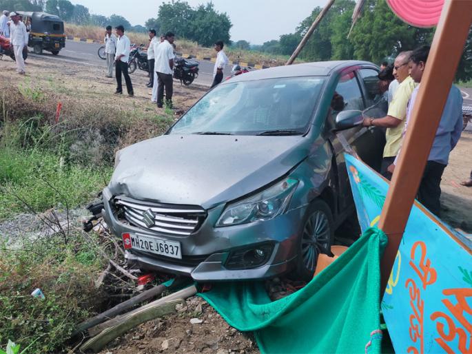 Exhausted car rides a hotel ... | भरधाव कार दुचाकीला उडवून हॉटेलमध्ये घुसली... ! Exhausted car rides a hotel ... | भरधाव कार दुचाकीला उडवून हॉटेलमध्ये घुसली... !