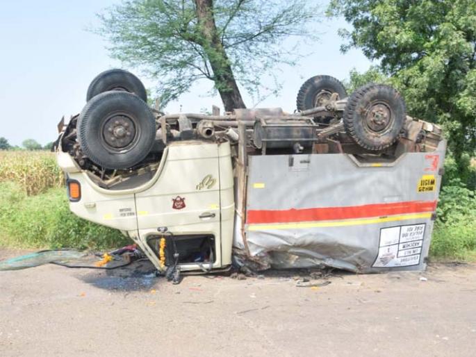 The explosive tempo was reversed; Big losses were avoided | स्फोटके घेऊन जाणारा टेम्पो उलटला; मोठी हानी टळली The explosive tempo was reversed; Big losses were avoided | स्फोटके घेऊन जाणारा टेम्पो उलटला; मोठी हानी टळली