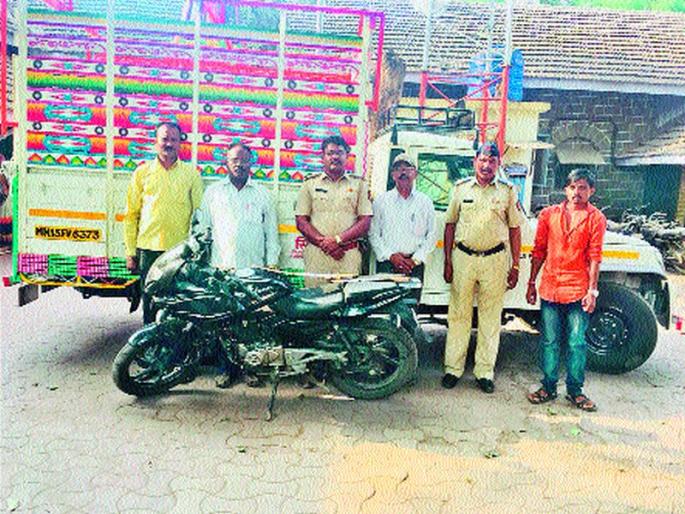 Aggrieved killer escapes suspected absconding: Motorbike stolen will be exposed | कळवणला हत्यारे हस्तगत संशयित फरार : मोटारसायकल चोरीचा पर्दाफाश होणार