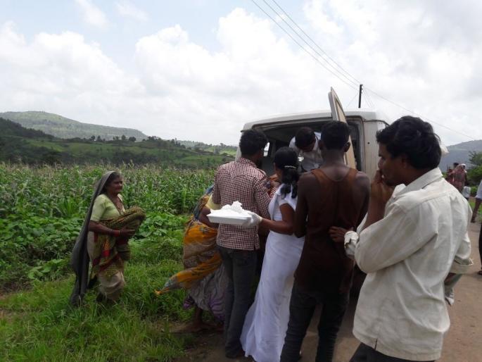 In the ambulance, the delivery of the woman, the twins gave birth | रुग्णवाहिकेतच महिलेची प्रसुती, जुळ्यांना दिला जन्म In the ambulance, the delivery of the woman, the twins gave birth | रुग्णवाहिकेतच महिलेची प्रसुती, जुळ्यांना दिला जन्म