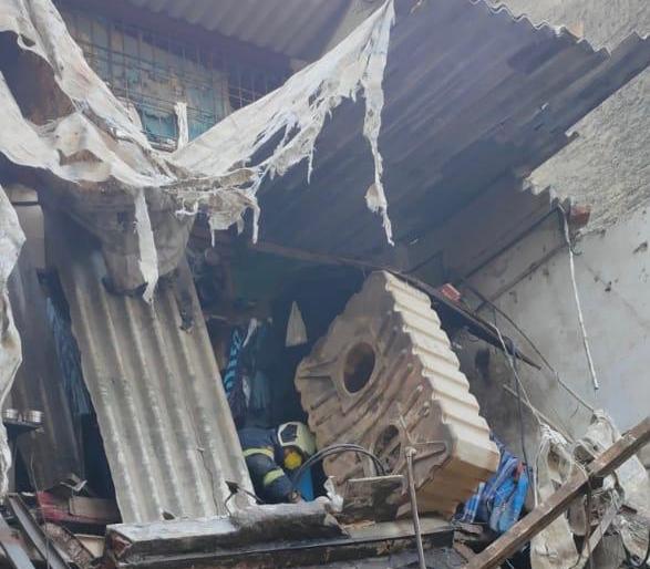 Part of house collapses at Kandivali, 2 injured | कांदिवली येथे घराचा भाग कोसळून २ जखमी