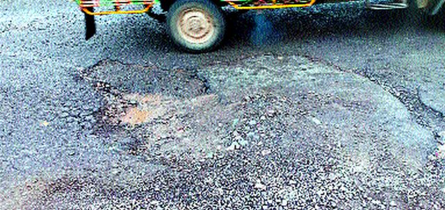 In the first rainy season, in the highway pit | पहिल्या पावसात महामार्ग खड्ड्यात