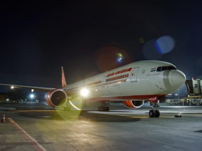 329 passengers from London welcomed at the airport | लंडनहून आलेल्या ३२९ प्रवाशांचे विमानतळावर स्वागत 329 passengers from London welcomed at the airport | लंडनहून आलेल्या ३२९ प्रवाशांचे विमानतळावर स्वागत