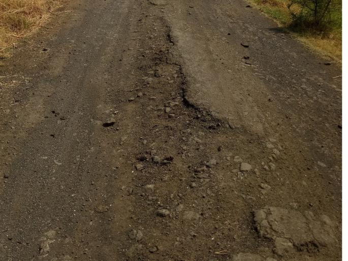 Khedalejunga, roads became the roads in the vicinity | खेडलेझुंगे, रु ई परिसरातील रस्ते बनले मृत्यूचे सापळे Khedalejunga, roads became the roads in the vicinity | खेडलेझुंगे, रु ई परिसरातील रस्ते बनले मृत्यूचे सापळे