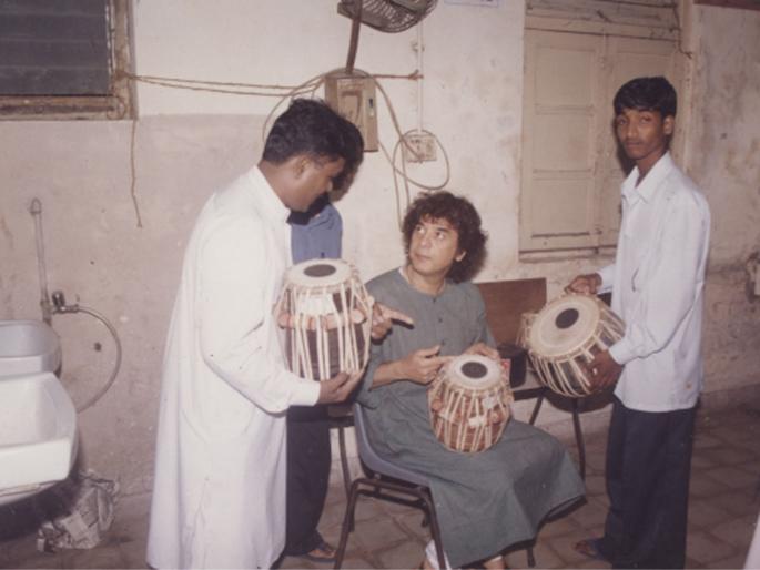 famous musical tabla made in khamgaon |  नामवंत वादकांचा तबला घडविण्याचे ‘कसब’ खामगावात! famous musical tabla made in khamgaon |  नामवंत वादकांचा तबला घडविण्याचे ‘कसब’ खामगावात!