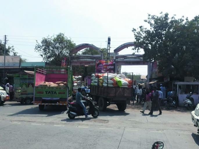 Notices issued to traders; Khamgaon market committee affected purchase! | व्यापाऱ्यांना बजावली नोटीस; खामगाव बाजार समितीत खरेदी प्रभावित! Notices issued to traders; Khamgaon market committee affected purchase! | व्यापाऱ्यांना बजावली नोटीस; खामगाव बाजार समितीत खरेदी प्रभावित!