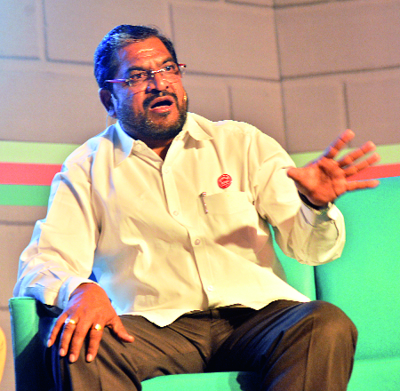 Fadnavis 'Bogus' while 'Sadbhau' Bhamata | फडणवीस ‘बोगस’ तर सदाभाऊ ‘भामटा’ Fadnavis 'Bogus' while 'Sadbhau' Bhamata | फडणवीस ‘बोगस’ तर सदाभाऊ ‘भामटा’