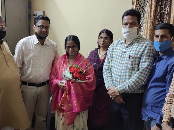 Selection of Best Employee's Daughter in American University for Higher Education | बेस्ट कर्मचाऱ्याच्या मुलीची उच्च शिक्षणासाठी अमेरिकेच्या युनिव्हर्सिटीमध्ये निवड Selection of Best Employee's Daughter in American University for Higher Education | बेस्ट कर्मचाऱ्याच्या मुलीची उच्च शिक्षणासाठी अमेरिकेच्या युनिव्हर्सिटीमध्ये निवड