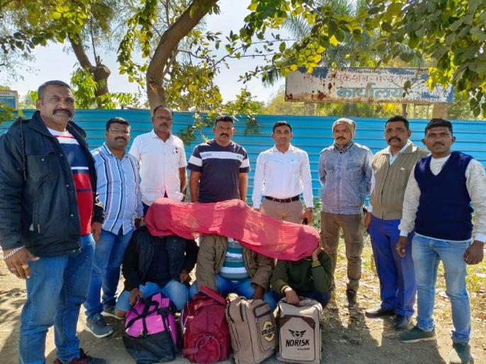 three held with 33 kg of ganja worth 10 lakhs in amravati badnera | बडनेऱ्यातून १० लाखांचा गांजा जप्त; तीन आरोपी अटकेत three held with 33 kg of ganja worth 10 lakhs in amravati badnera | बडनेऱ्यातून १० लाखांचा गांजा जप्त; तीन आरोपी अटकेत