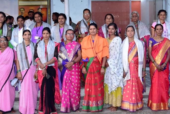 Women felicitated at Takli Vinchur | टाकळी विंचूर येथे महिलांचा सत्कार Women felicitated at Takli Vinchur | टाकळी विंचूर येथे महिलांचा सत्कार
