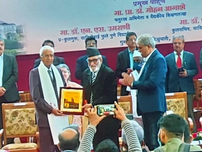 Dr. Mo. S. Gosavi's life sadhana honored with glory | डॉ. मो. स. गोसावी यांचा जीवन साधना गौरवने सन्मान Dr. Mo. S. Gosavi's life sadhana honored with glory | डॉ. मो. स. गोसावी यांचा जीवन साधना गौरवने सन्मान
