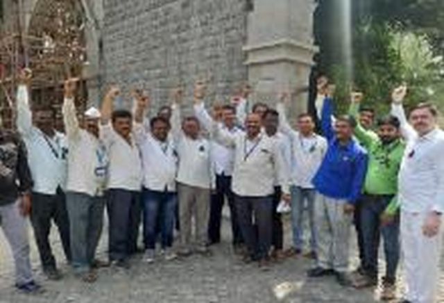 The agitation was called by the fourth class employees | चतुर्थश्रेणी कर्मचाऱ्यांनी पुकारले आंदोलन The agitation was called by the fourth class employees | चतुर्थश्रेणी कर्मचाऱ्यांनी पुकारले आंदोलन