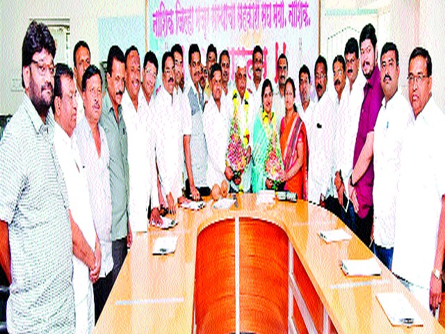 Tiger was elected president of labor union | मजूर संघाच्या अध्यक्षपदी वाघ Tiger was elected president of labor union | मजूर संघाच्या अध्यक्षपदी वाघ