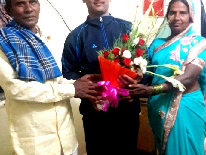 Modern Navadurga; The police sub-inspector made by the child selling fruit in adverse conditions | आधुनिक नवदुर्गा ; प्रतिकूल परिस्थितीत फळे विकून मुलाला बनविले पोलीस उपनिरीक्षक Modern Navadurga; The police sub-inspector made by the child selling fruit in adverse conditions | आधुनिक नवदुर्गा ; प्रतिकूल परिस्थितीत फळे विकून मुलाला बनविले पोलीस उपनिरीक्षक