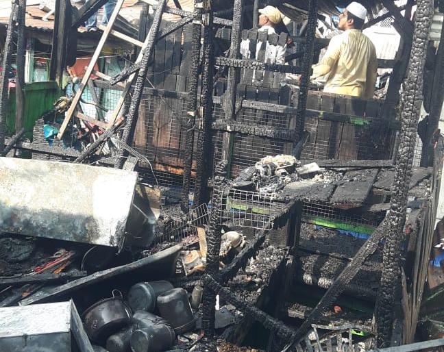 Malegawi fiercely burned to death | मालेगावी भीषण आगीत बालकाचा होरपळून मृत्यू  Malegawi fiercely burned to death | मालेगावी भीषण आगीत बालकाचा होरपळून मृत्यू